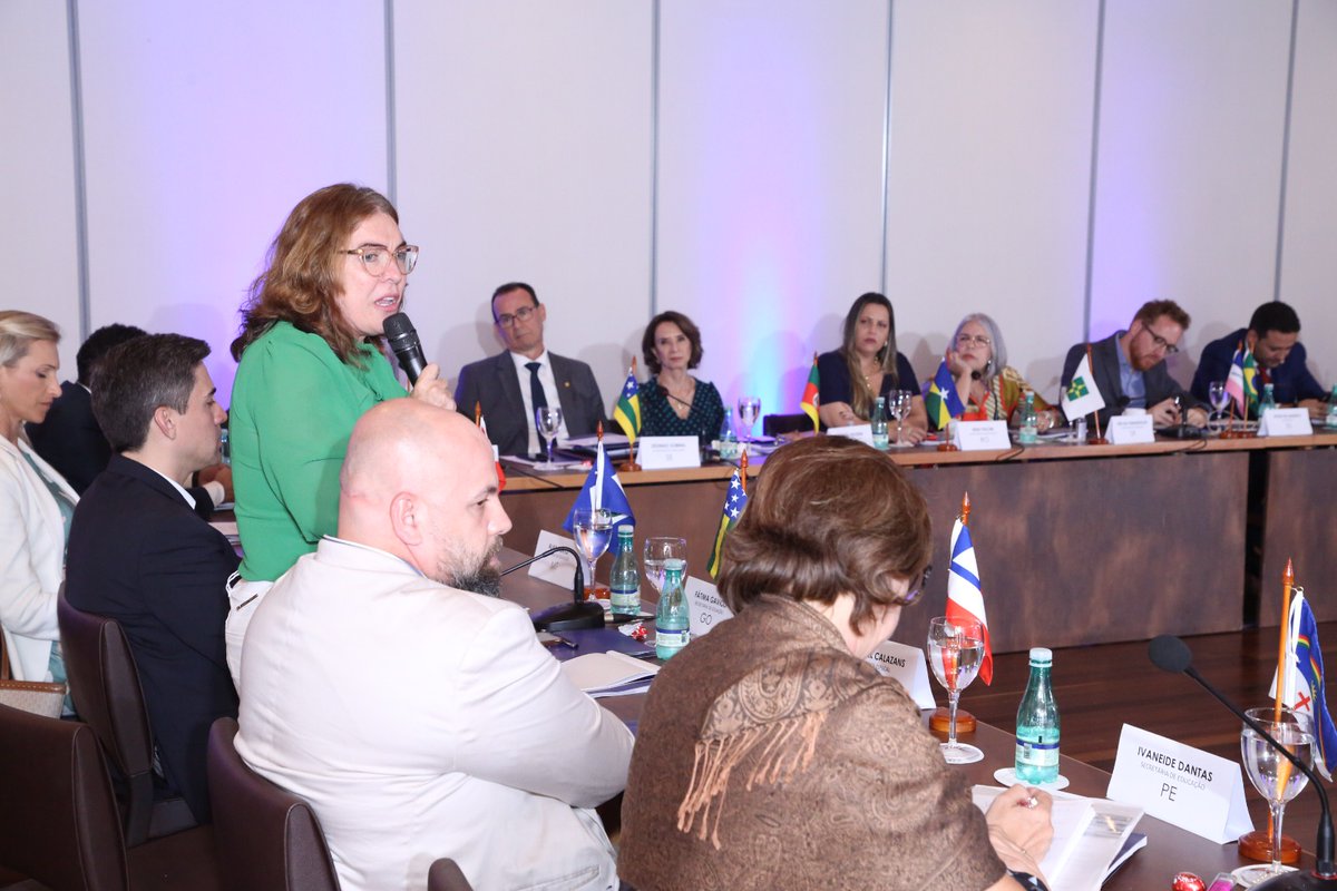 fatimagavioli's tweet photo. 📚 Sexta-feira de trabalho, junto dos colegas secretários de Estado da Educação, na 1ª Reunião Extraordinária do Consed em 2023.

#EuAcreditoNaEducação https://t.co/1OfuCMK6ps