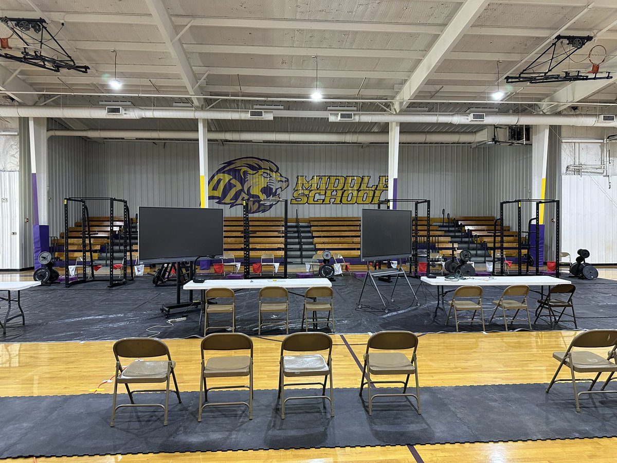 coach_knippa's tweet photo. Calm before the storm. Bars loaded at 9 am. Strength Is Never A Weakness #ConGanas #SINAW https://t.co/uy5uCtNaQ7