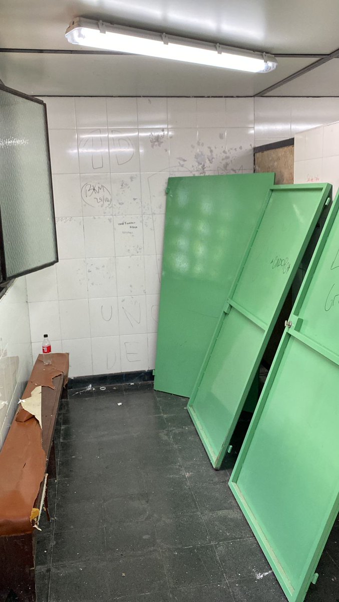 marianoaguero_'s tweet photo. @bjs_alejo2 a veces entrabas al baño y encontrabas arte https://t.co/Zi1JS7c7TS