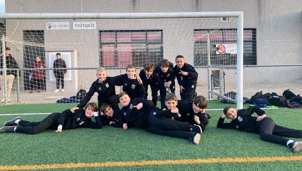 Ellos también dan buenas tardes de fútbol… bravo chicos buenísima victoria la de esta tarde 1-2 al zarceño y nos ponemos a 1 punto del primero puesto💪💪💪vamos dados alevines .. #UnRomanoNuncaSeRinde