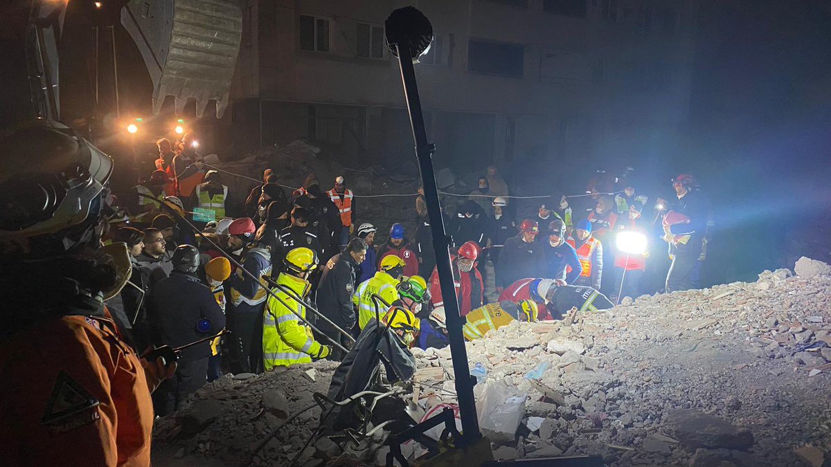 In einer gemeinsamen Rettungsaktion mit den Rettungsteams @team_saraid (UK), SARUV/SA-RRT (AT) und AKDF (TR) konnte das Light USAR Team von <a href="/fire/">🔥 fire</a> (DE) am Freitagabend in Kahramanmaraş erneut ein Menschenleben retten. #earthquaketurkey