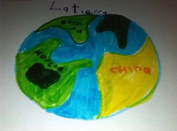 murcianotific's tweet photo. Le piden a una niña que dibuje La Tierra.
La niña: Murcia, China y Europa. https://t.co/gh4Z147wr0