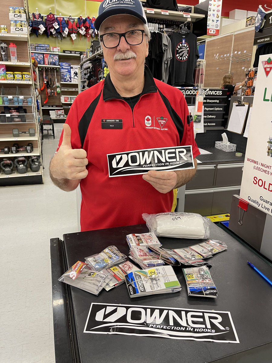 FishHardDave's tweet photo. Lucky Rick Lesonis with the awesome @ownerhooks prize pack that he won just for being signed up for the Lake Simcoe JUMBO Throwdown! Still lots of prizes &amp; cash to be won, download the @fishdonkey app and get registered! #OwnerHooks #FishDonkey #LakeSimcoeJUMBOThrowdown #Winning https://t.co/ER2hrUBWkP