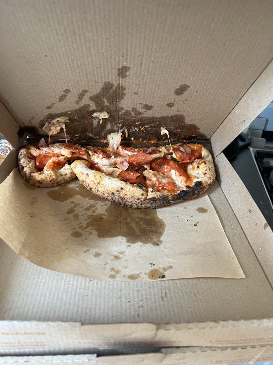 mireyagch's tweet photo. @RappiMexico me entregaron dos pizzas totalmente destrozadas. Me cobraron 851 pesos pero se niegan a devolver el total. Su atención al cliente es de sinvergüenzas https://t.co/U4dX7pjszk