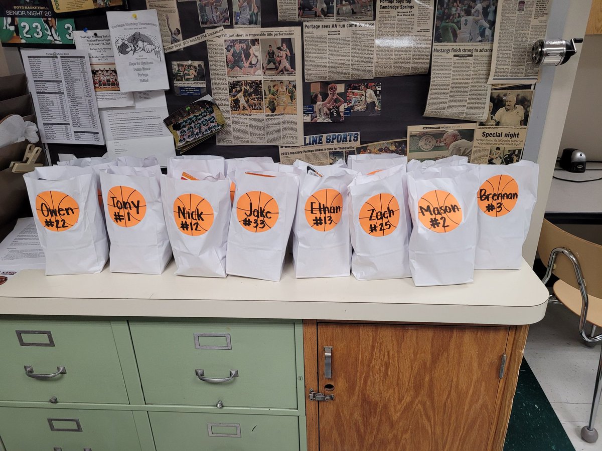 StangBasketball's tweet photo. Thank you Cheerleaders for the snack bags before the game. Much appreciated! https://t.co/UNQVaq1326