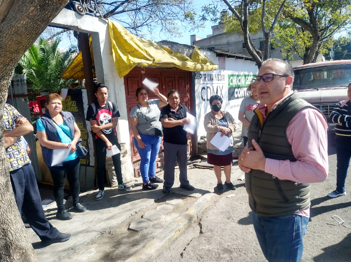 VerdeCDMX's tweet photo. El equipo del @VerdeCDMX sigue visitando las distintas alcaldías para conocer las necesidades de los vecinos. En #Iztapalapa nuestra amiga Celia Madrigal está logrando pintar más colonias de verde. #CDMXMásVerde💚 https://t.co/skeZ2QS9tR