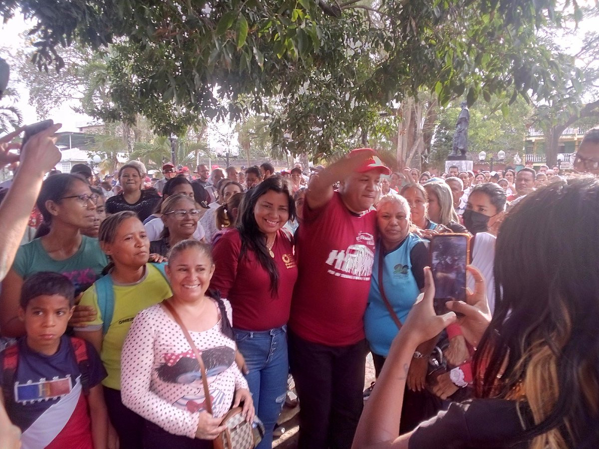 Hoy #10Feb En Simón Planas Educación dice #SiSePuedeVzla con trabajo y organización con el Alcalde Comunero <a href="/AngelPradoSP/">AngelPradoSP</a> <a href="/PartidoPSUV/">PSUV</a> <a href="/VocesUrgentes/">Comunicación Comunal</a> <a href="/Dimary08/">D!mary_Anzola</a>