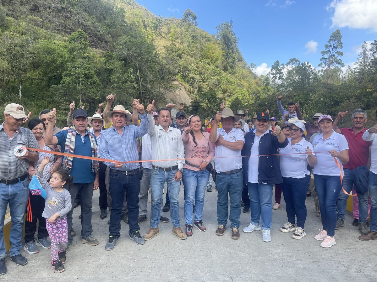 SocialCundi's tweet photo. 🚧Nos encontramos desde la vereda Santa Bárbara con nuestra secretaria la Ing. Adriana Hernández en representación del señor gobernador @nicolasgarciab en la  inauguración del puente ubicado sobre la quebrada negra beneficiando la población del sector. #Entregamosprogreso 🔸 https://t.co/zlnnGF4FOf