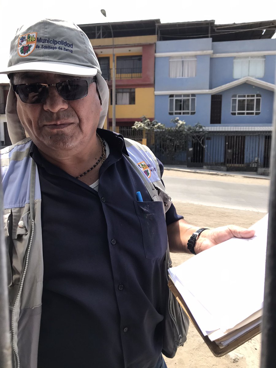Vian_ag's tweet photo. Este señor,Cuadros es un impresentable trabajador de @munisurco1. Llegó al domicilio a dejar una carta y de manera prepotente gritó “apúrese a firmar carajo, vengo de surco,he dado vueltas buscando la dirección” cosa que no soportamos su malcriadez y no se firmó la recepción. 1/2 https://t.co/RtTJMBHRj9