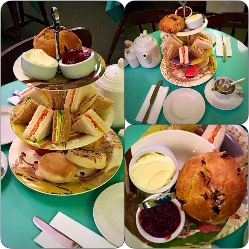 euro_tour's tweet image. 🇬🇧ロンドン、人気のティーショップ『マフィン・マン（Muffin Man）🍰☕』　ハイストリートケンジントン駅から歩いてすぐ。クリームティーのセットが評判です。スコーンは逸品！朝食に最適です♪ #MuffinMan
⭐公式サイト⇒themuffinmanteashop.co.uk
➡英国のホテル：euro-tour.co.jp/luxury-hotel/u…