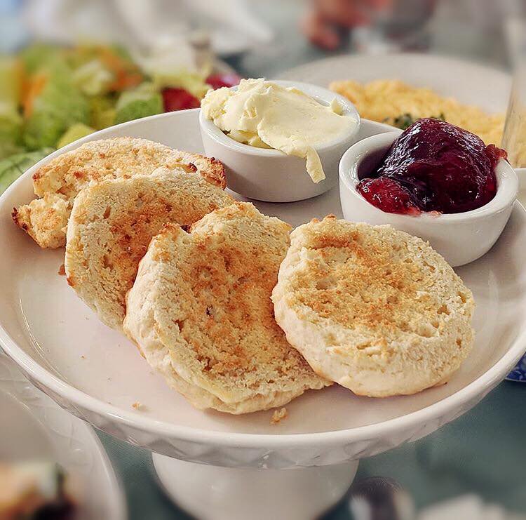 euro_tour's tweet image. 🇬🇧ロンドン、人気のティーショップ『マフィン・マン（Muffin Man）🍰☕』　ハイストリートケンジントン駅から歩いてすぐ。クリームティーのセットが評判です。スコーンは逸品！朝食に最適です♪ #MuffinMan
⭐公式サイト⇒themuffinmanteashop.co.uk
➡英国のホテル：euro-tour.co.jp/luxury-hotel/u…