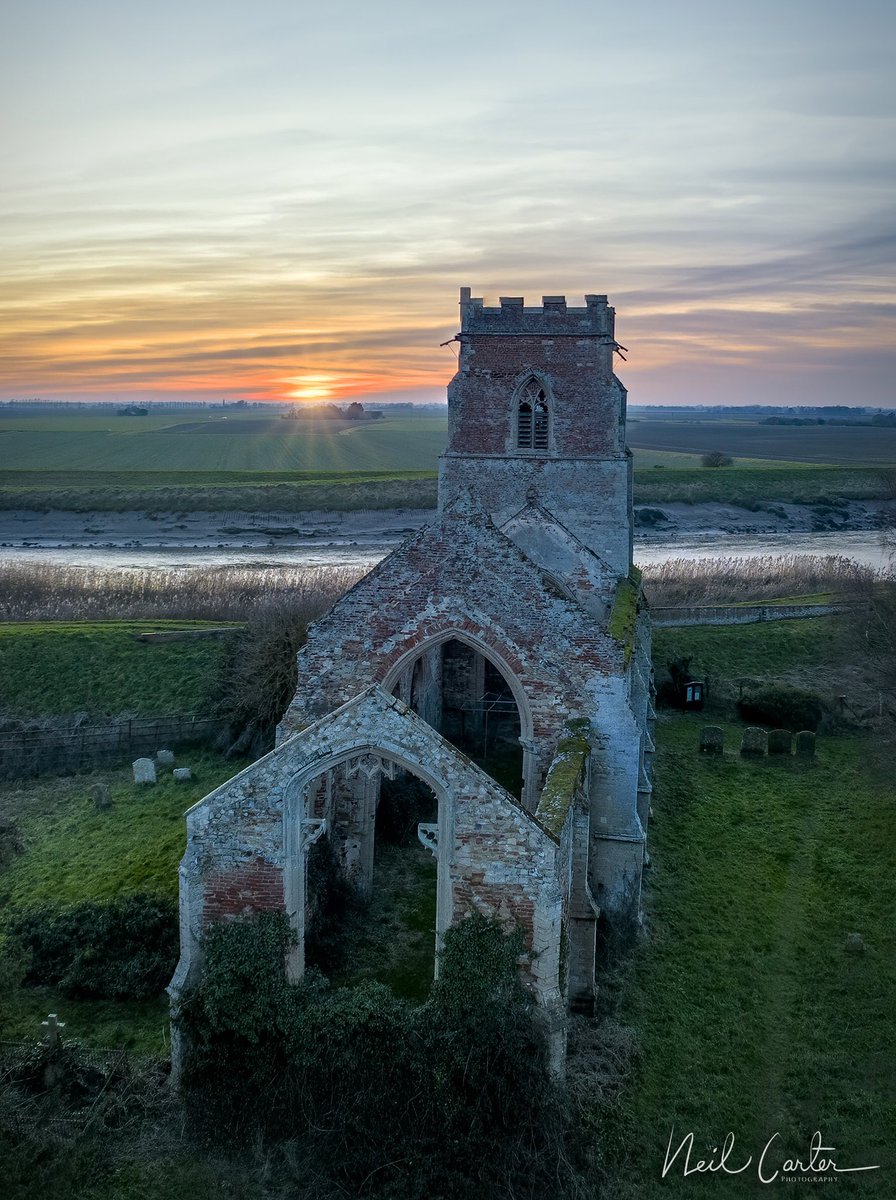 @KingsLynnLive @ChrisPage90 @WeatherAisling @DiscKingsLynn @TheLynnNews @LEEFilters @edpkingslynn @YourLocalPaper Did a sunset there yesterday got a few sunrises here during the year