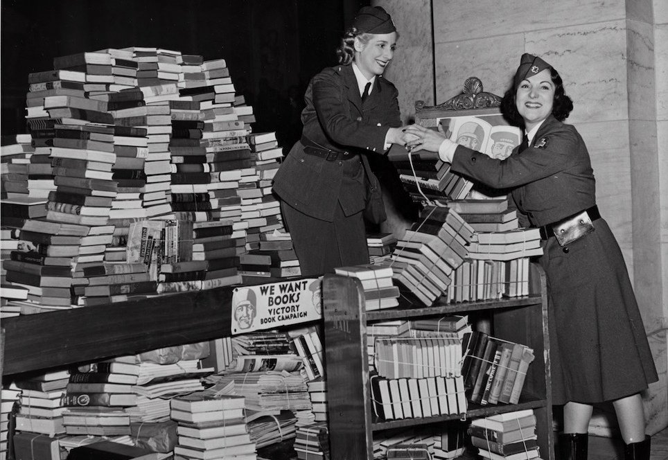 WomenAtWar2's tweet image. 📖🇺🇸 Nov 1941, #AmericanRedCross, #AmericanLibraryAssociation &amp;amp; #USO formed the #VictoryBookCampaign to raise morale of servicemen by public donating books. Over 18 mill donated &amp;amp; 11 mill distributed around the world,giving servicemen a welcome diversion from the stress of war.