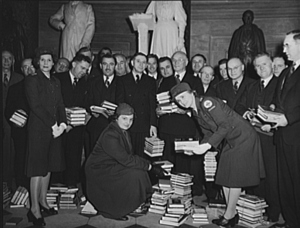WomenAtWar2's tweet image. 📖🇺🇸 Nov 1941, #AmericanRedCross, #AmericanLibraryAssociation &amp;amp; #USO formed the #VictoryBookCampaign to raise morale of servicemen by public donating books. Over 18 mill donated &amp;amp; 11 mill distributed around the world,giving servicemen a welcome diversion from the stress of war.