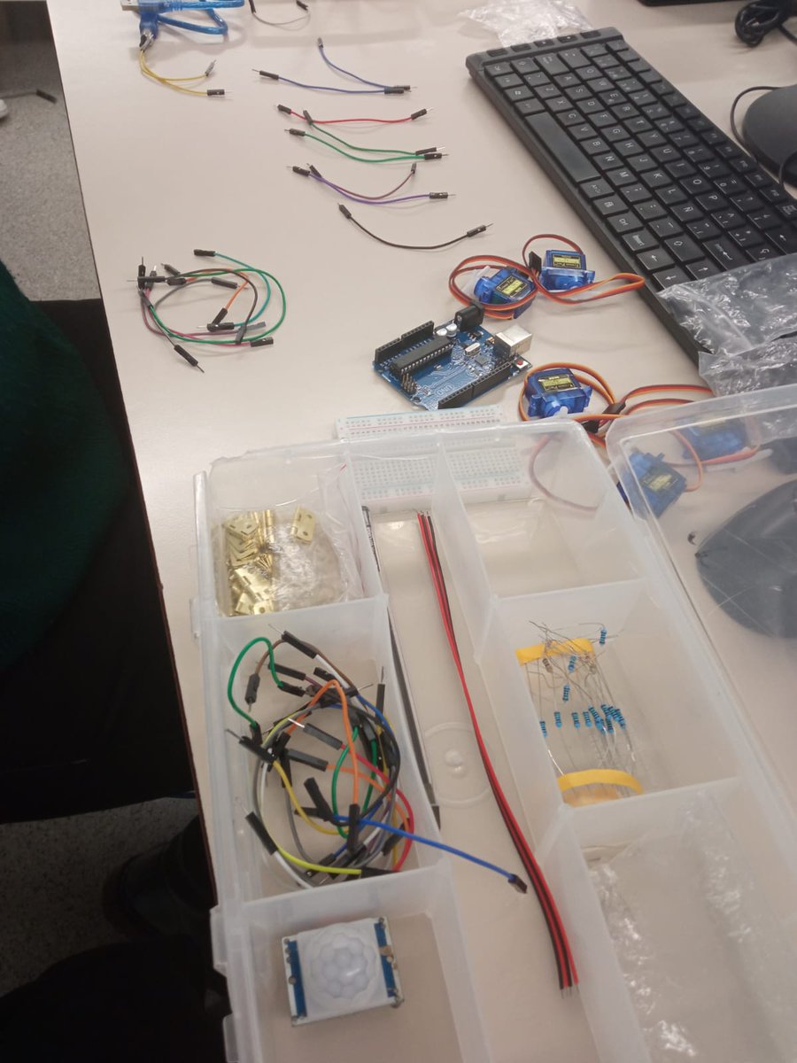 SignBot_SA's tweet photo. Hoy ha sido día de montaje! Poco a poco el proyecto va tomando forma...
@new_esobots #roboticaeducativa #santoangel #signbot https://t.co/uNGTfszLgk