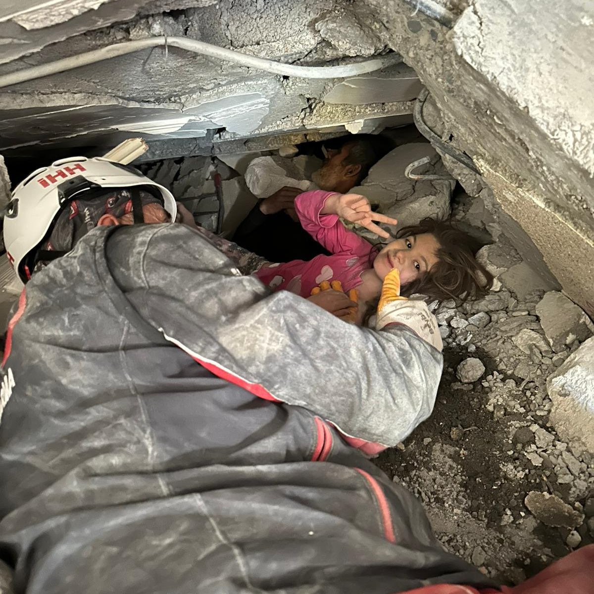 SivarNewsSV's tweet photo. Equipos de rescate encuentran a una niña con vida en Turquía 🙏🏻❤️ https://t.co/Qxq0wHo9OP