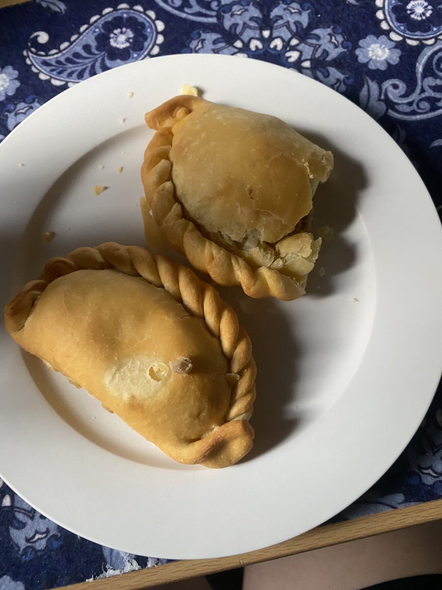 profesoraonyx's tweet photo. Hace mucho no comía una empanada de copetín tan DIGNA como la de Caseroite, las de carne y jyq 100/10. Estoy segura que su ingrediente secreto es EL AMOR.
Pd: no se puede comer en el auto, su masa es muy frágil. https://t.co/ugGDWrr8NP