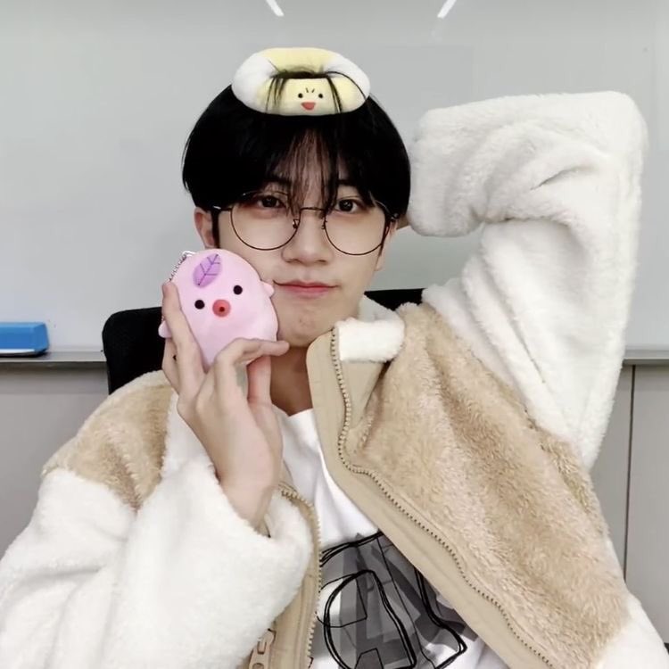 kk_elllyyyy's tweet photo. hehe
#LVSTD #LuvitySelcaDay
#WONJIN #CRAVITY #LUVITY
@CRAVITY_twt @CRAVITYstarship https://t.co/0RGfqAEDGK