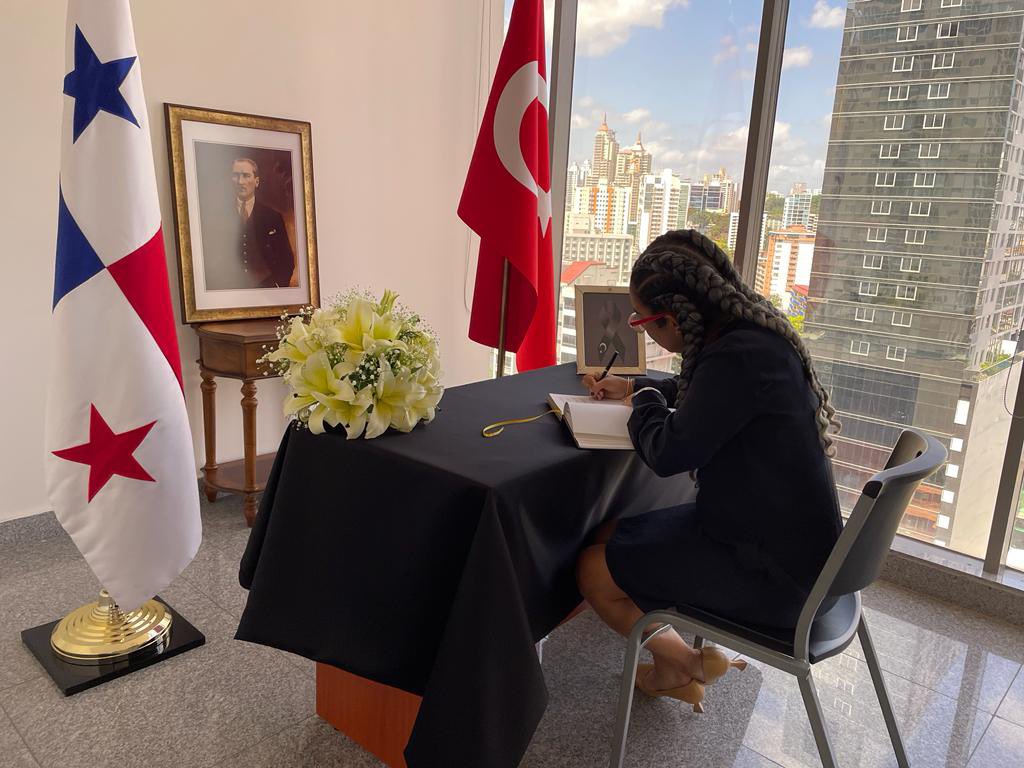 TC_PanamaBE's tweet photo. Panama Dışişleri eski Bakan Yardımcısı ve Değerli Dostumuz @VCMartaGordon Büyükelçiliğimizi ziyaretle ülkemizde meydana gelen deprem felaketi nedeniyle açılan taziye defterini imzalamış ve başsağlığı dileklerini iletmiştir. Kendisine dayanışma ve desteği için teşekkür ediyoruz. https://t.co/5eLsth8RNw
