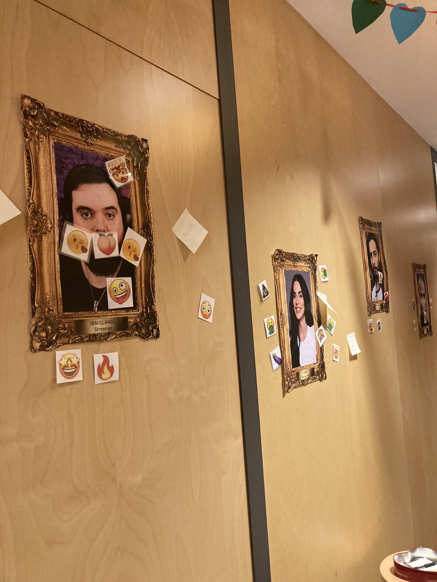 AnnaMCuello's tweet photo. Genial #SinValentin al CC.Palmira Domenech per trencar totes les falses creences sobre l’amor romàntic i empoderar-nos cap a relacions sanes, diverses i iguals! Un projecte de @JovesPrat treballant amb joves i entitats de la ciutat com @OrgullPotaBlava! 👏🏻👏🏻 @ajelprat https://t.co/KcnygMO3YH