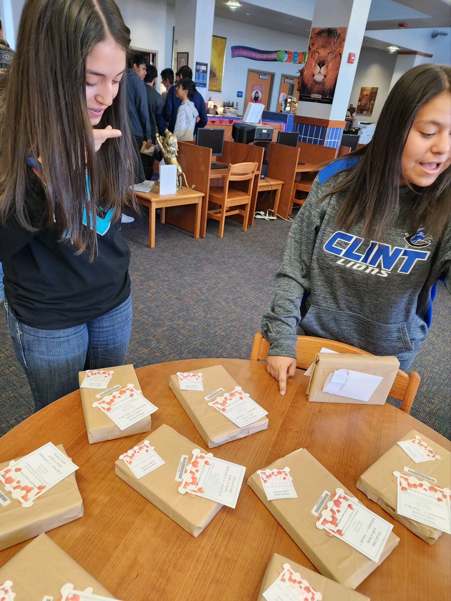 thegolfinglibr1's tweet photo. Mighty lions 🦁 selecting their Blind Date! Excited to see their selection. #lionsread #FebruaryisReaduary #FebruaryisLoveuary #Blinddatewithabook #GeturReadon @leadingthepride @CHS_PrideTime https://t.co/P6oL2o75ci