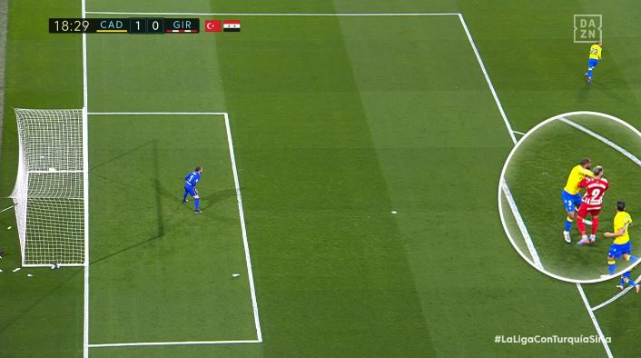 📺 El VAR, de vacaciones en el Cádiz - Girona.

Fali suelta un manotazo a Castellanos sin estar el balón en situación de ser disputado agrediendo al delantero del Girona. 

González González, en el VAR, no supo verlo ni con lupa. ❌