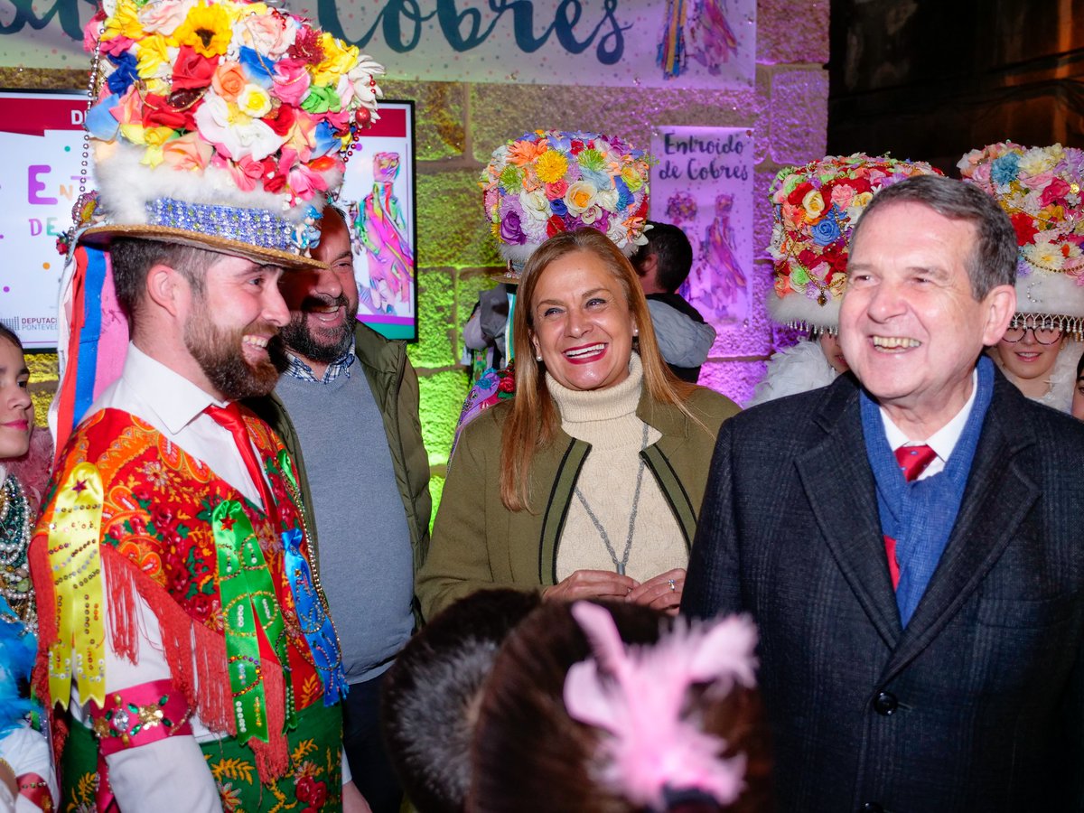 depo_es's tweet photo. Espectacular presentación do #EntroidodeCobres no exterior da sede de #Vigo.

Once parellas de madamas e galáns encheron o centro da cidade coas danzas ancestrais dunha festa con máis de dous séculos de historia e que ten o relevo xeracional asegurado no @ConcelloVilaboa https://t.co/BuGq6MvxAs
