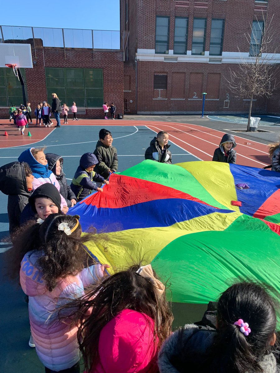 146Bluehawks's tweet photo. K11 enjoying outdoor recess on a gorgeous day! #ps146 #recess @D27NYC #freshair https://t.co/FdNSNDIGgq