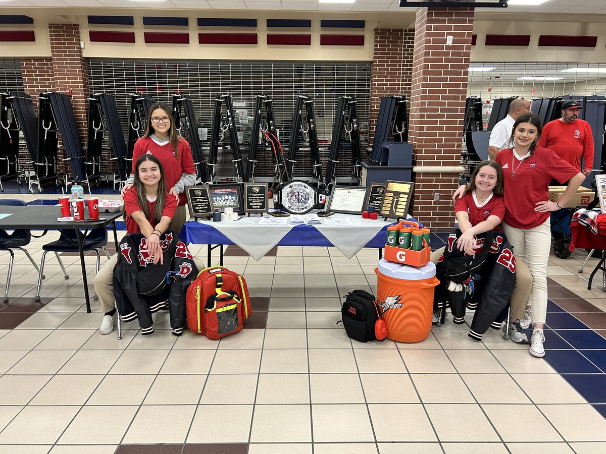 🦅🦅We had a great time at the Elective Fair last night! Thanks to all the future Eagles that stopped by to learn more about athletic training! 
#classof2027 #futureeagles #dhighforlife #ssathletictraining