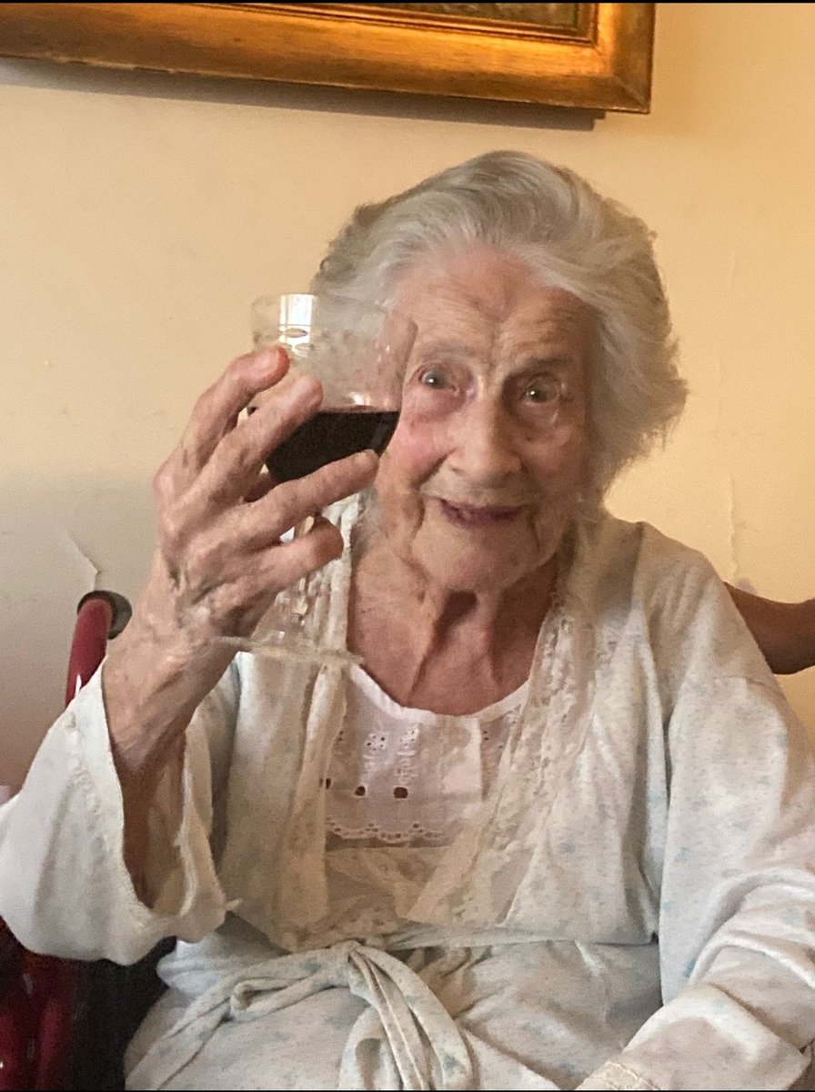 acostemalle's tweet photo. @hijadevidriero_ Divino, Feliz cumple, mi abuela festejo los 100 el 8 https://t.co/tnzCRmwBAv