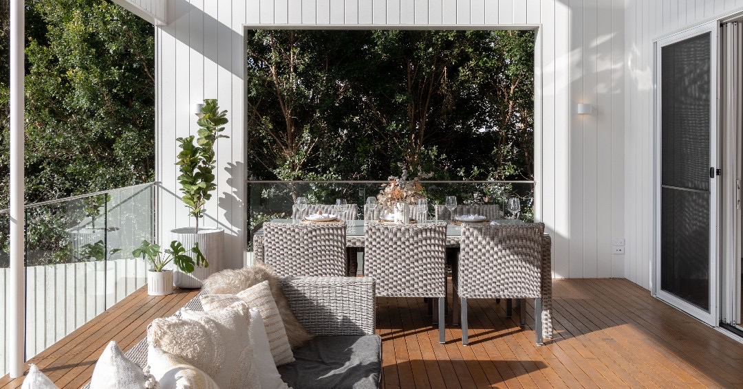 PentForestry's tweet image. A marriage of the NZ Barn House and the traditional Queenslander bound by White Mahogany Premier Grade decking.

#pentarchforestry #timberdecking #timberflooring #australiantimber #timber #madeinaustralia #responsiblewood

Installer: @Eclatbuildingco
Supplier: @WilsonTimbers