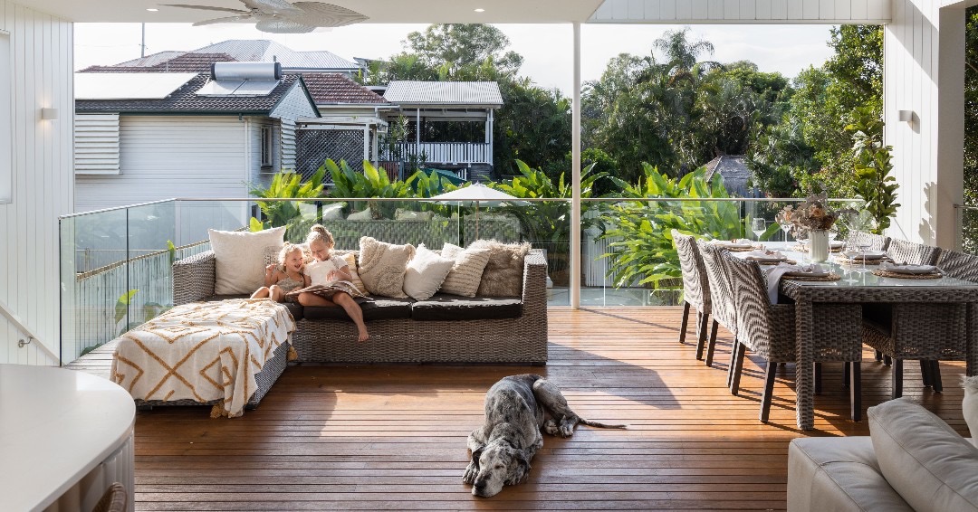 PentForestry's tweet image. A marriage of the NZ Barn House and the traditional Queenslander bound by White Mahogany Premier Grade decking.

#pentarchforestry #timberdecking #timberflooring #australiantimber #timber #madeinaustralia #responsiblewood

Installer: @Eclatbuildingco
Supplier: @WilsonTimbers