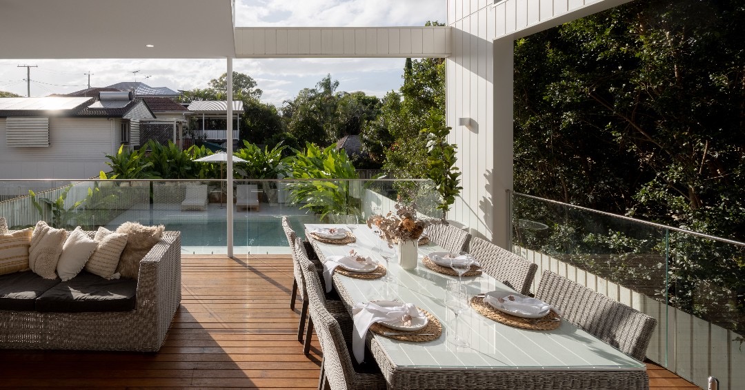 PentForestry's tweet image. A marriage of the NZ Barn House and the traditional Queenslander bound by White Mahogany Premier Grade decking.

#pentarchforestry #timberdecking #timberflooring #australiantimber #timber #madeinaustralia #responsiblewood

Installer: @Eclatbuildingco
Supplier: @WilsonTimbers