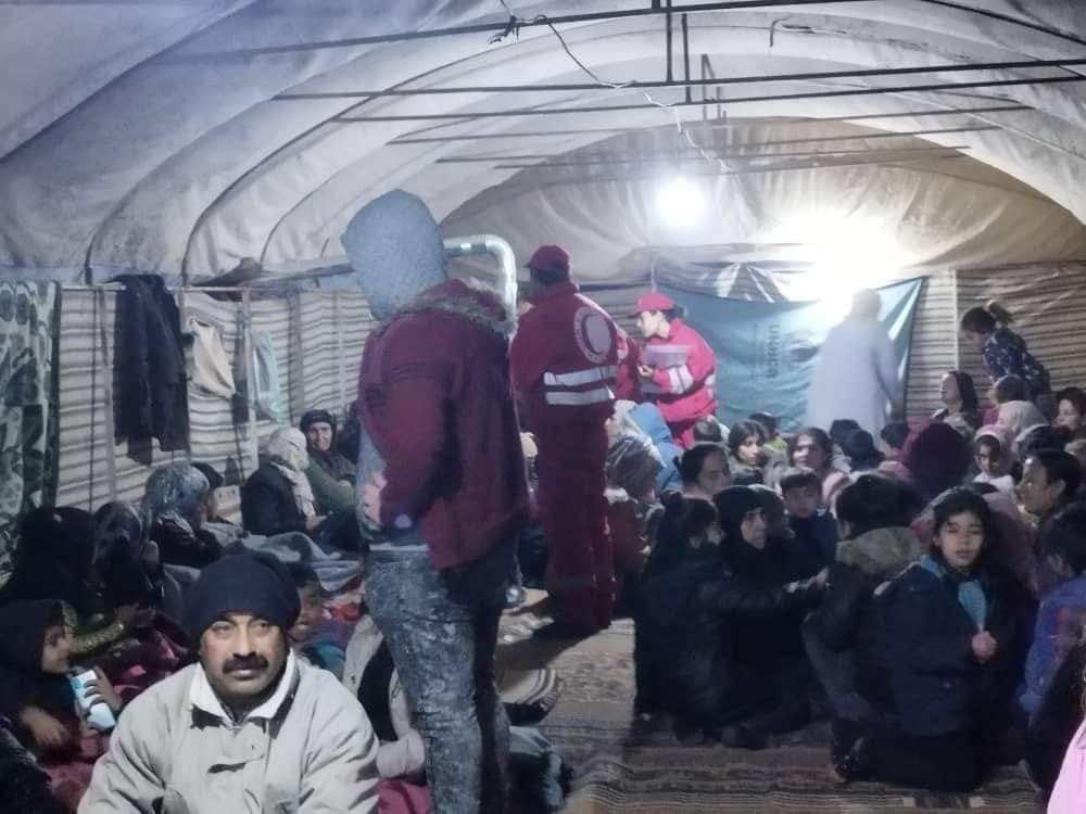 Heyva__Sor's tweet photo. Tîmên me piştgirya tendurstî û alîkariyê  ji bo xelkên bajarên Munbicê û Kobanê pêşkêş dikin , ku berê xwe dan stargehan piştî du #erdhejên nû vê êvarê.

#heyva_sor_akurd https://t.co/CmLPdAHupd