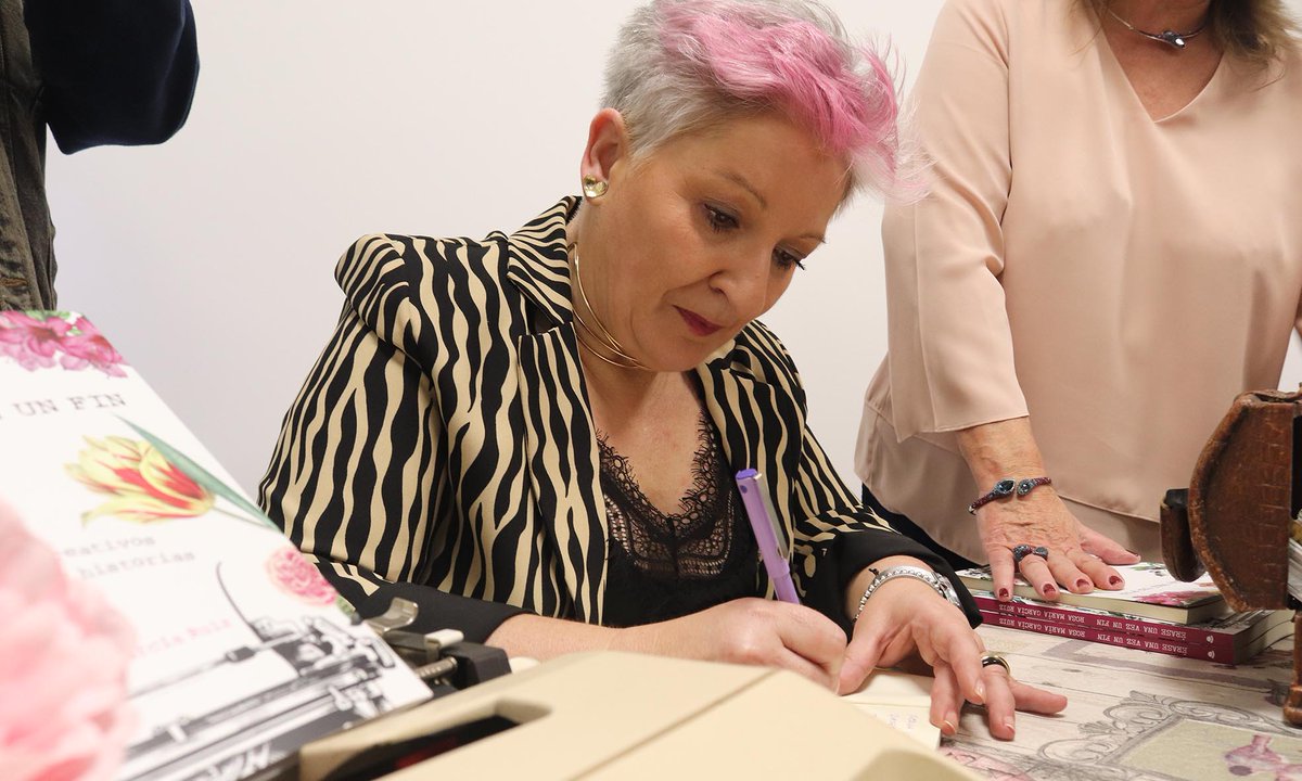 LLENO HASTA LA BANDERA EN LA BIBLIOTECA PARA LA PRESENTACIÓN DE «ÉRASE UNA VEZ UN FIN»

La concejala de Cultura, <a href="/RMGCabanillas/">Rosa María García Ruiz</a>, presentó en en la Biblioteca León Gil su primer libro, un manual con juegos para fomentar la escritura creativa.

aytocabanillas.org/lleno-hasta-la…