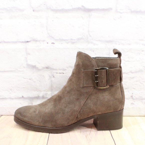 radiance1992's tweet photo. So good I had to share! Check out all the items I'm loving on @Poshmarkapp #poshmark #fashion #style #shopmycloset #clarks #born #sas: https://t.co/wSelwdYSKn https://t.co/UWSWgaT3MP