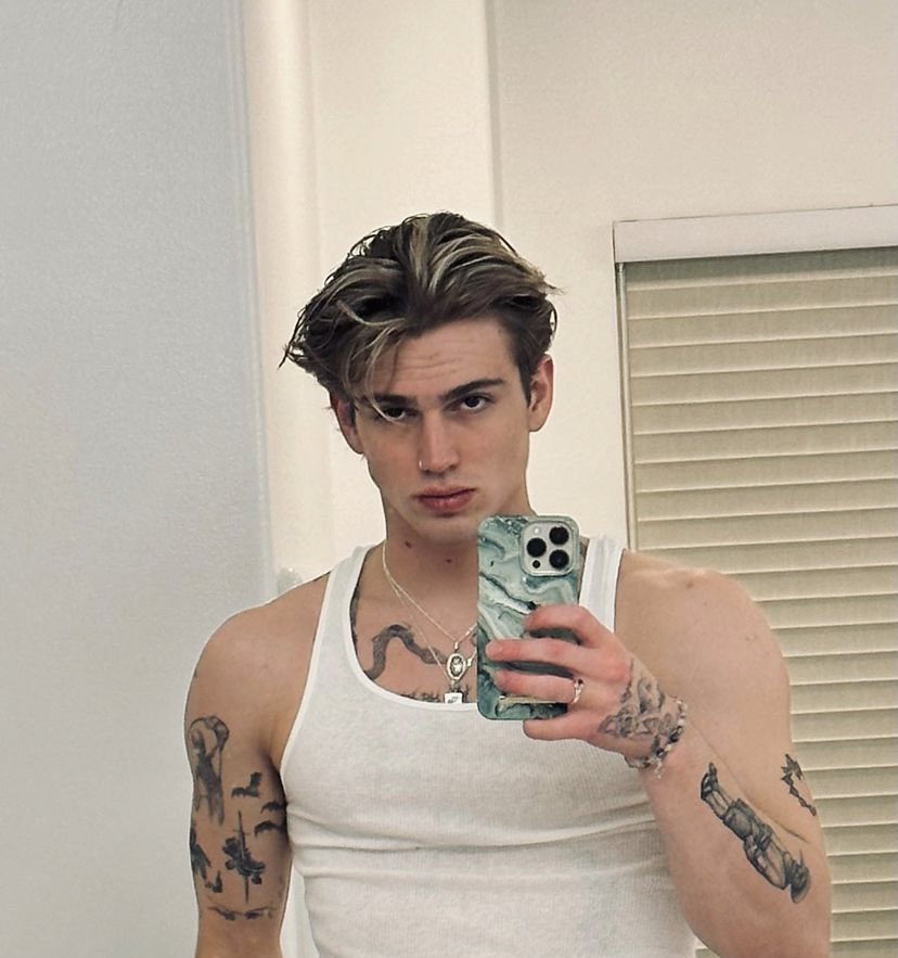 vinniesarchive's tweet photo. short hair comeback https://t.co/sExDvv9ukf