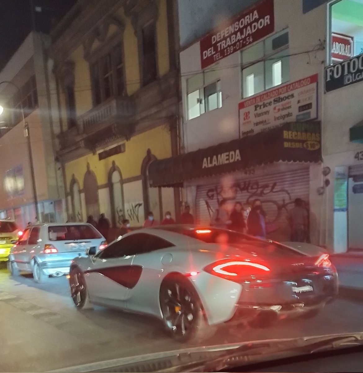 Memo0208's tweet photo. Nada más estimulante para la suspensión de un Mclaren que darle una vuelta por el centro histórico de #SLP #fandeladoquin https://t.co/hCaB5QkVdd