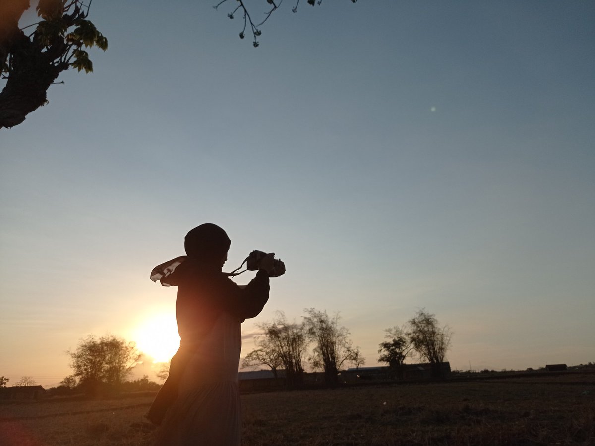 n_Chamidah's tweet photo. Senja memang indah tapi entah kenapa selalu bikin aku goyah. Tentang bagaimana aku harus merawat apa yang telah aku pilih. Semoga tuhan selalu menguatkan https://t.co/Mrlz1OMqgH