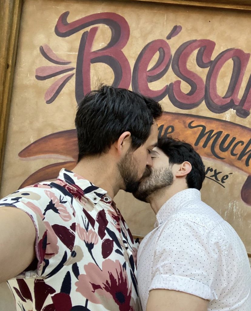 Dense besitos en público, en la calle, en donde se les antoje. Nunca saben a qué homófobo le están arruinando un día de su amarga existencia carente de amor.