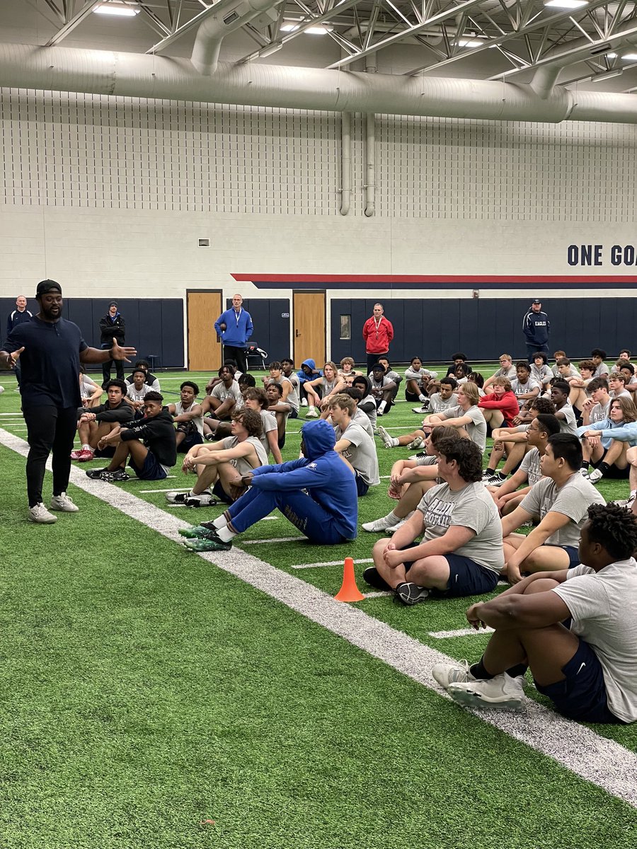 alleneaglesfb's tweet image. Guest Speaker of the Day:

Thank you to former alumni &amp;amp; class of 14 @tejankoroma56 for visiting back home and speaking life to the 2023 Allen Eagles! 

Doing the right things will separate you  and no one is bigger than the A!!

#BTB | #WeWillWin