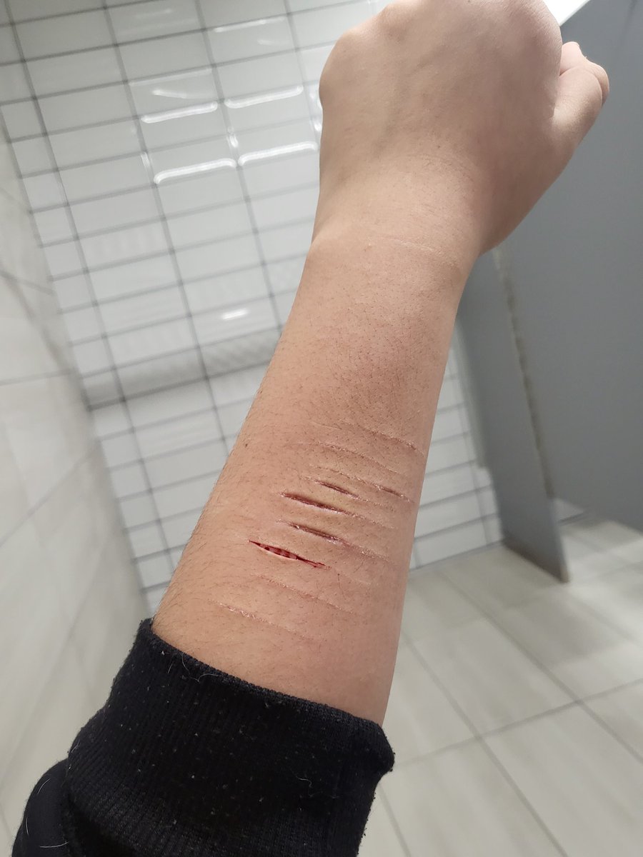 oxn_xi's tweet photo. MAKEUP fr

funny story I left the blade in the bathroom 💀 
#shtwt https://t.co/QiFuQcCWkw