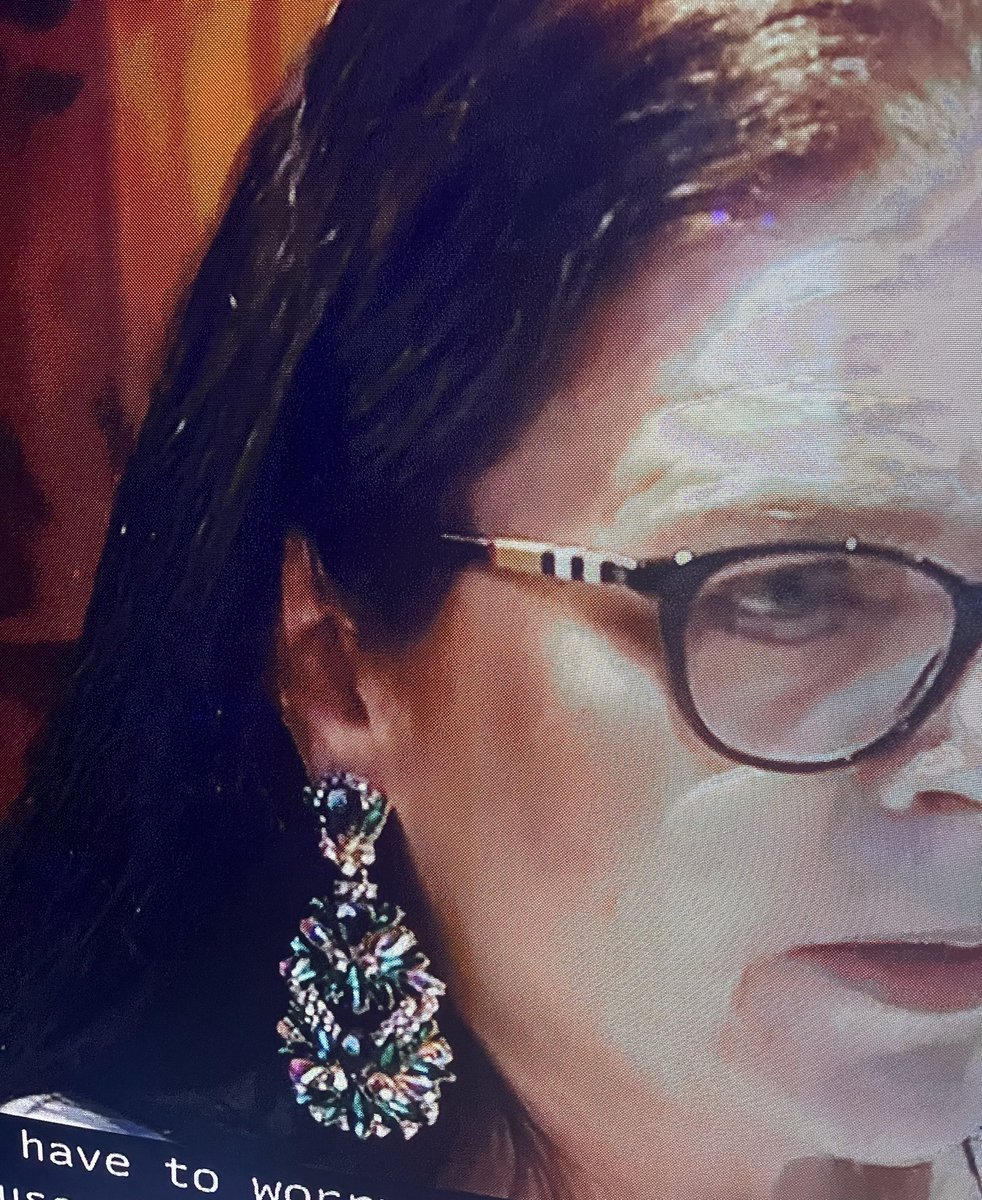 Am I the only one bothered by Justine’s Mom’s earrings? Ummmm….these with a sweatsuit going to a diner…. #LoveAfterLockup