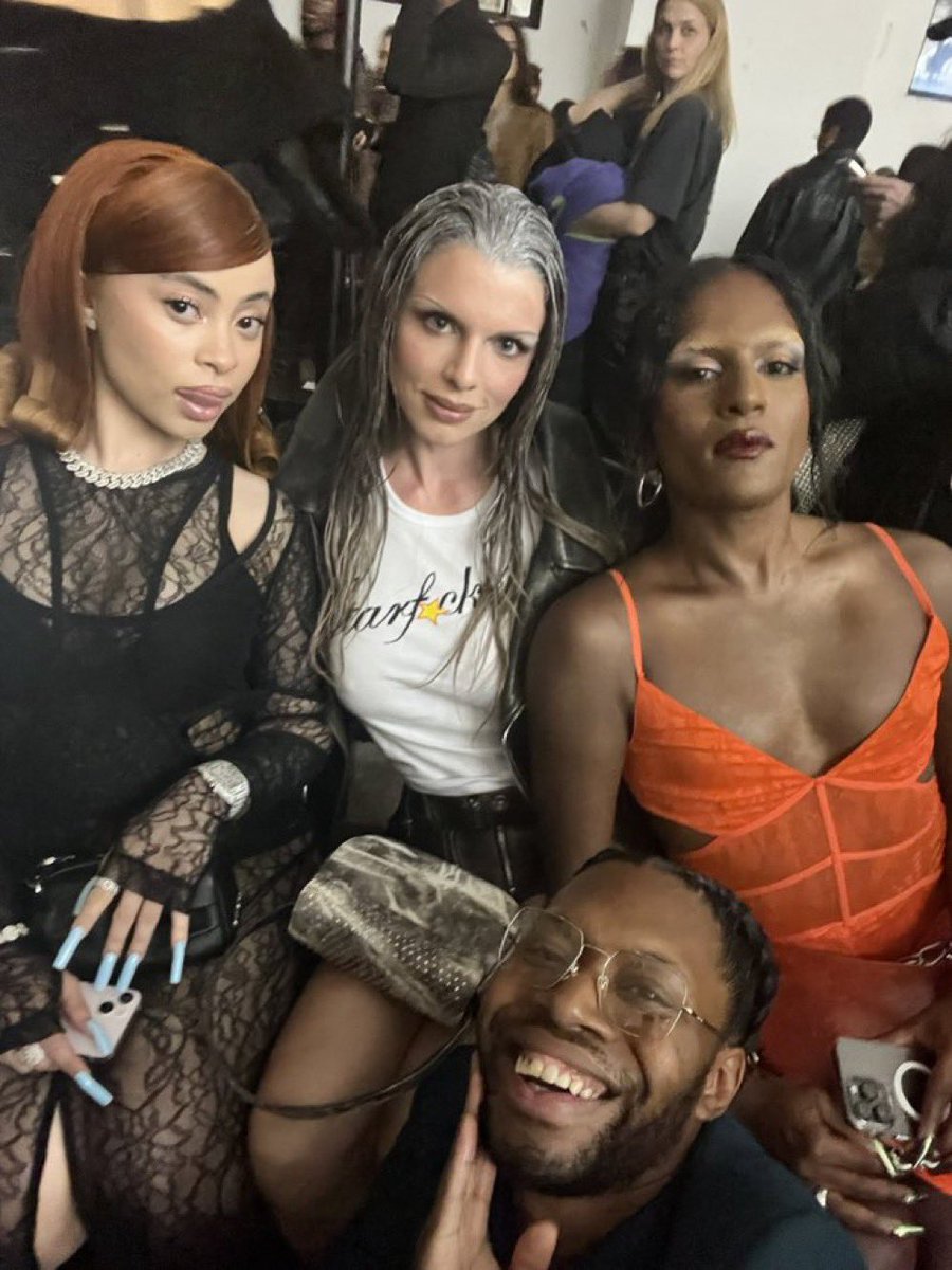 215GOAT's tweet photo. she’s front row at fashion shows now omg https://t.co/46a16LL3bF