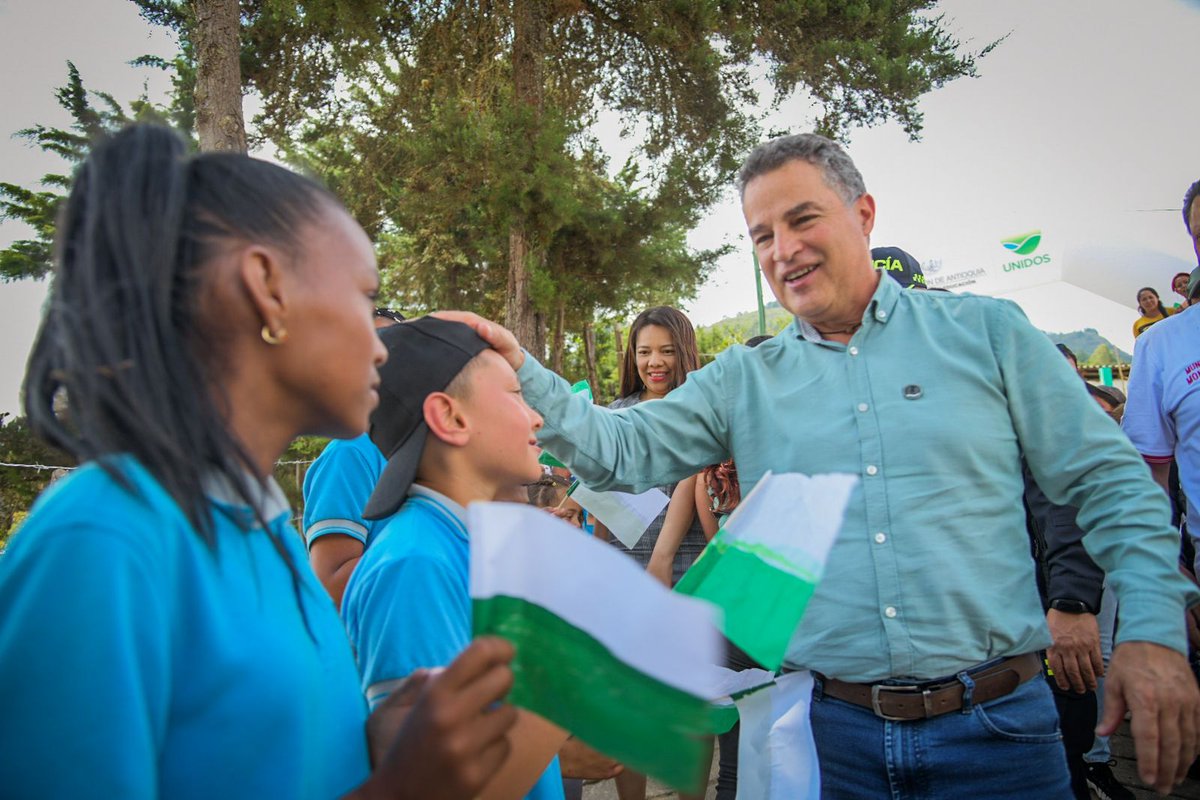 SecEducacionAnt's tweet photo. 🤍💚Vivimos la Jornada de #LaAlegríaDeServir en #Montebello 🌄con importantes intervenciones y compromisos que permitirán el mejoramiento de la calidad de vida de los habitantes de la vereda Sabanitas 🏫

@GobAntioquia @monica_quirozv https://t.co/PQWjwGFqDz