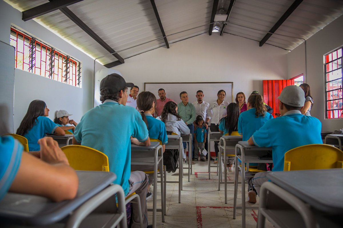 SecEducacionAnt's tweet photo. 🤍💚Vivimos la Jornada de #LaAlegríaDeServir en #Montebello 🌄con importantes intervenciones y compromisos que permitirán el mejoramiento de la calidad de vida de los habitantes de la vereda Sabanitas 🏫

@GobAntioquia @monica_quirozv https://t.co/PQWjwGFqDz