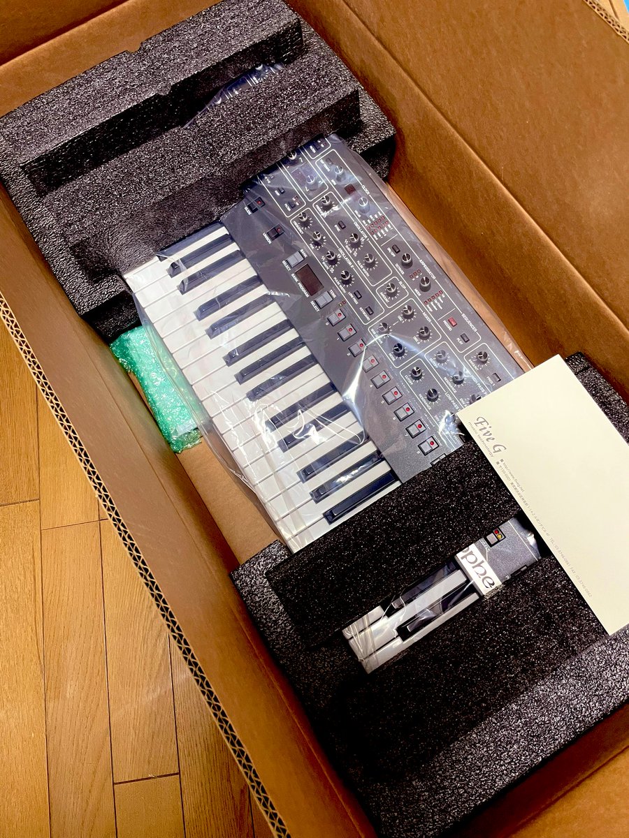 sakka909's tweet image. 先週原宿で購入！ついに届いた！
B級品特価だったので、めちゃくちゃお得だった、ありがとうFiveGさん！
#fiveg 
#sequential
#prophet6