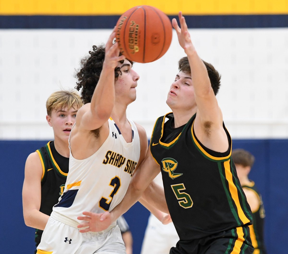 AndrewPallaPGH's tweet photo. Following a game with its fair share of momentum shifts, @shady_side notches the 62-54 victory over @DeerLakesAth https://t.co/8ld8KauZW7