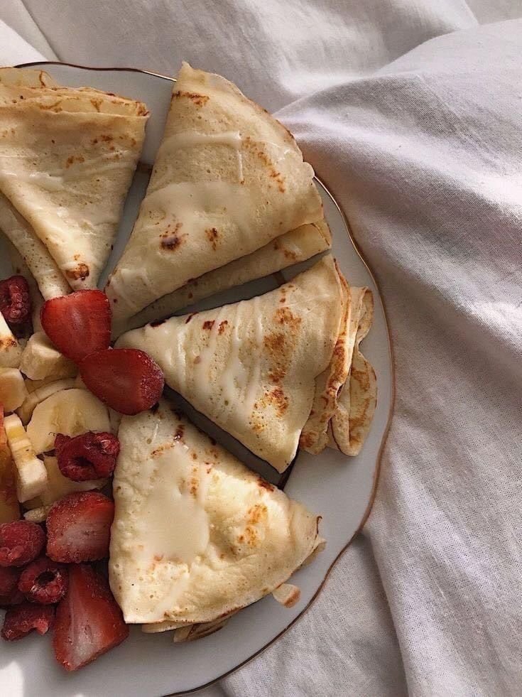 yo hice crepas dulces con frutillas y bananas al lado. la salsa es de dudosa precedencia pero se ve rica, ¡disfruten! 😁