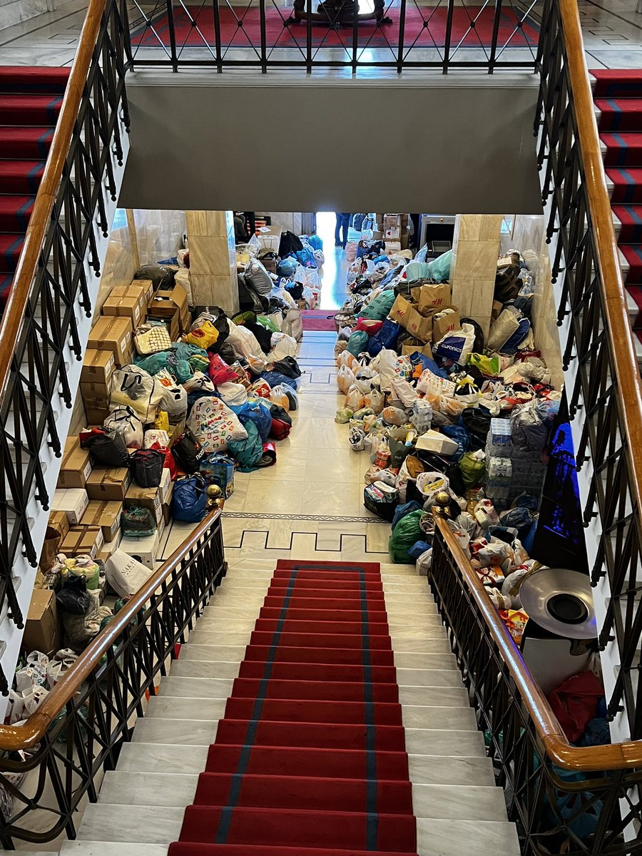 traumaplast's tweet photo. This is the entrance of the Municipality of #Athens. People are bringing aid for #Turkey and #Syria #deprem #Yunanistan #Türkiye https://t.co/4U0MAq5b9m